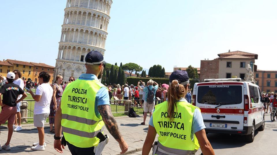 Pisa, tutti i numeri della polizia turistica: cosa fa il corpo “speciale” che aiuta i visitatori in città