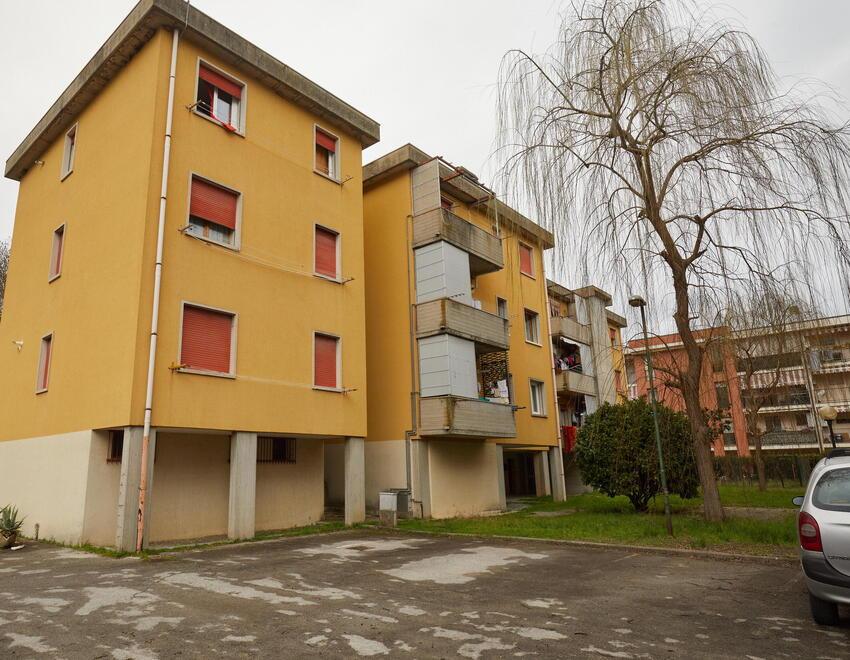 Una famiglia con 5 figli piccoli vive in un garage. L’appello: «Aiutateci, dateci una casa popolare»