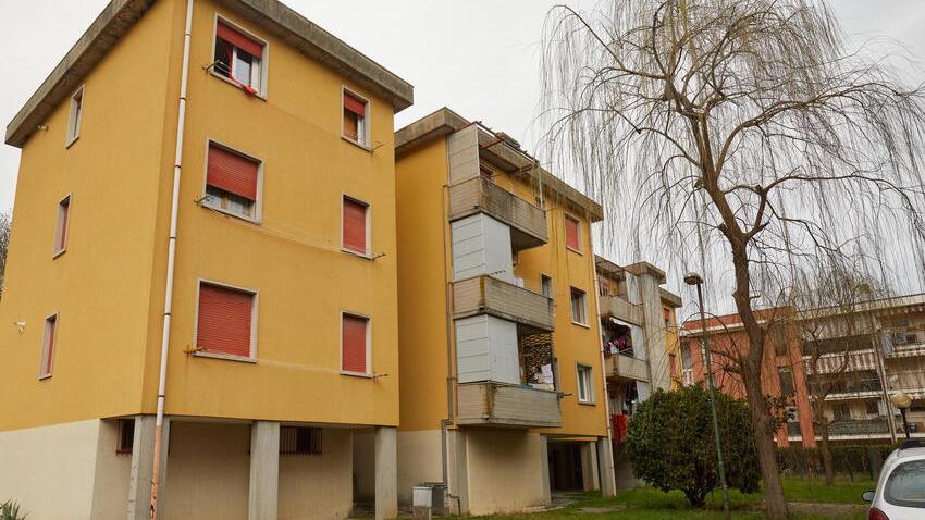 Una famiglia con 5 figli piccoli vive in un garage. L’appello: «Aiutateci, dateci una casa popolare»