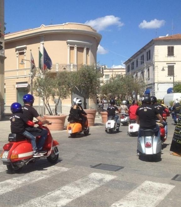 Vespisti di tutta la Sardegna a spasso per le vie della città 