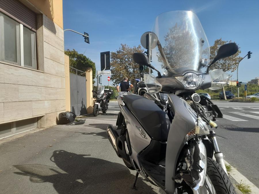 Auto contro scooter lungo il viale Boccaccio: grave trentenne livornese