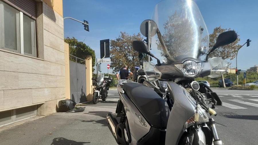 Auto contro scooter lungo il viale Boccaccio: grave trentenne livornese