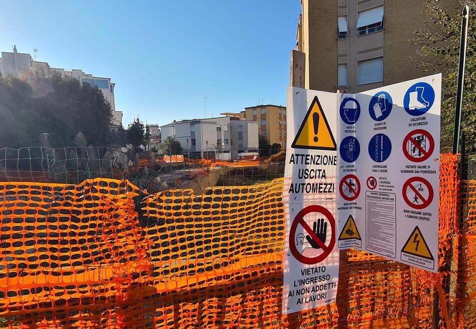Rio Maggiore da stombare in via Toti: «Lavori fermi da due mesi»