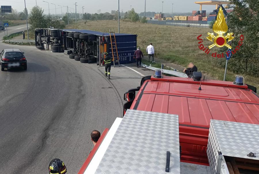 Modena: camion si ribalta sulla via Emilia, nessun ferito