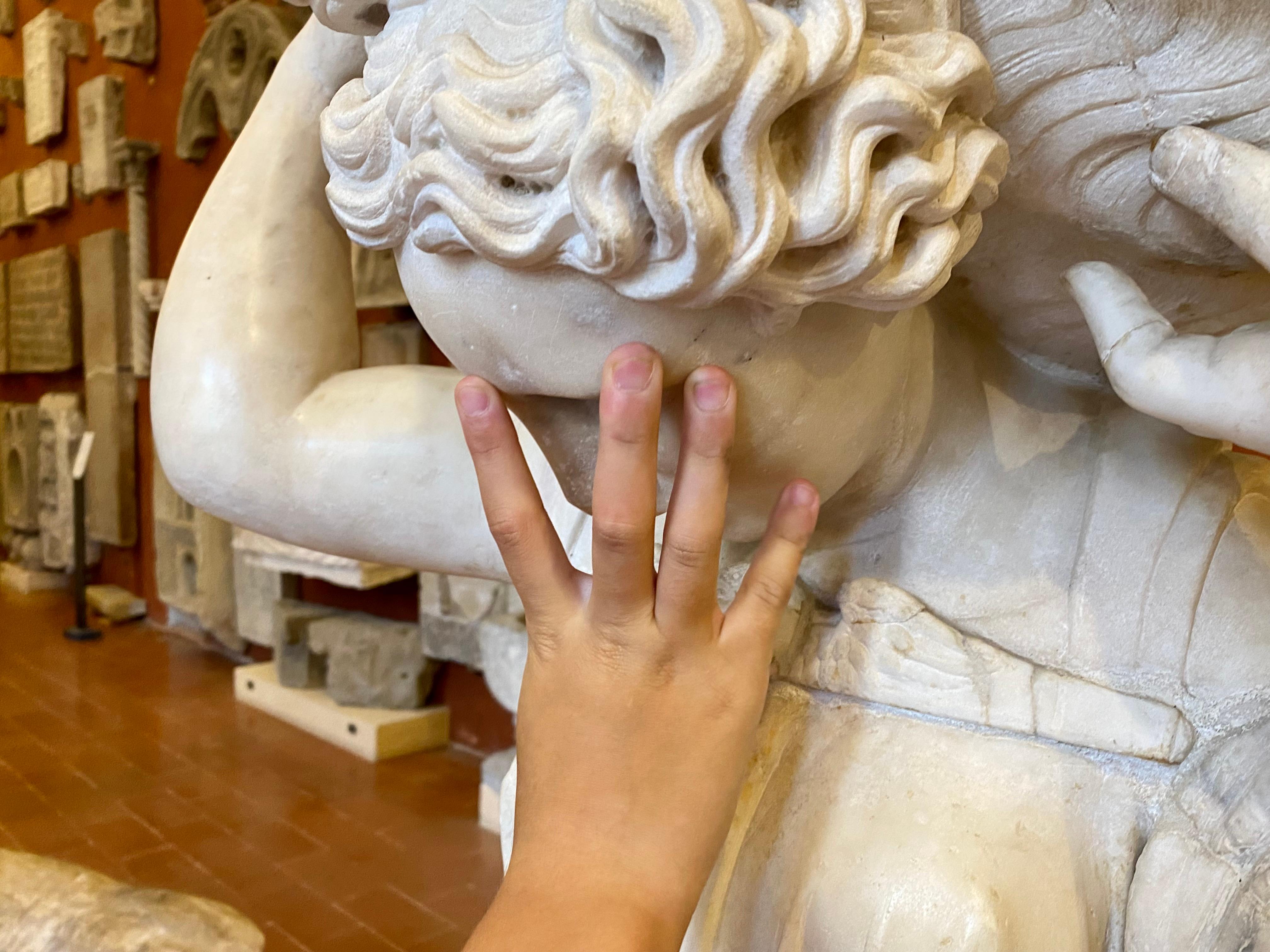 Inaugura “L’arte di toccare l’arte”