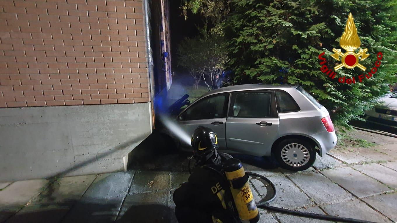 Auto si schianta contro un palazzo prima di prendere fuoco: un ferito