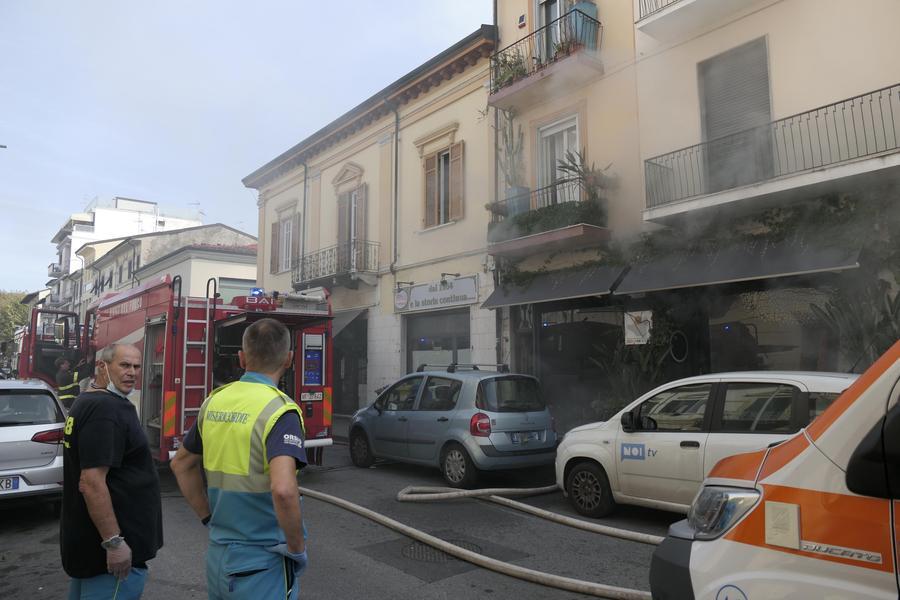 A fuoco negozio di fiori a Viareggio – Video