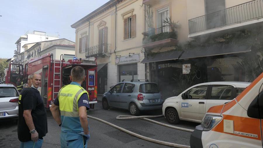 A fuoco negozio di fiori a Viareggio – Video