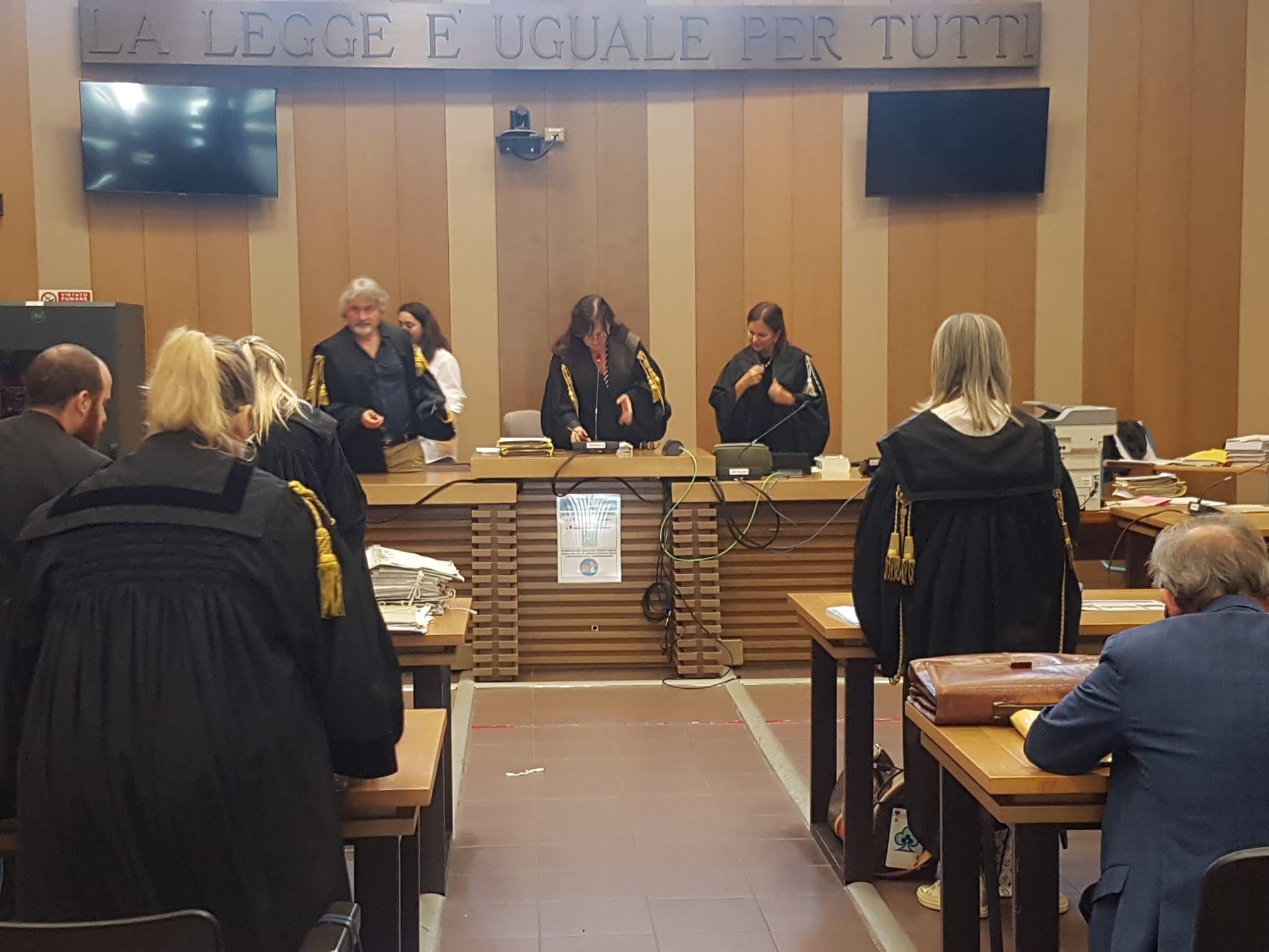«Ti pago per toccare tua figlia». Il 75enne condannato a un anno