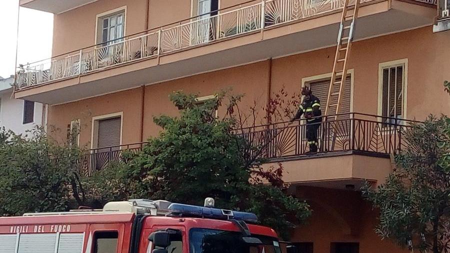 L'intervento dei vigili del fuoco nella casa delle due anziane