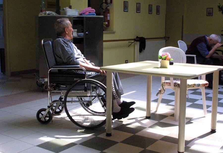 CASA PROTETTA RSA SARTORI\nANZIANO ALL'INTERNO DELLA CASA PROTETTA\n