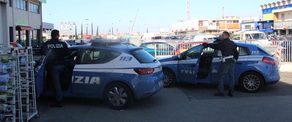 Via Pian di Rota, ferma due rapinatori nel negozio della moglie: poi si sente male 