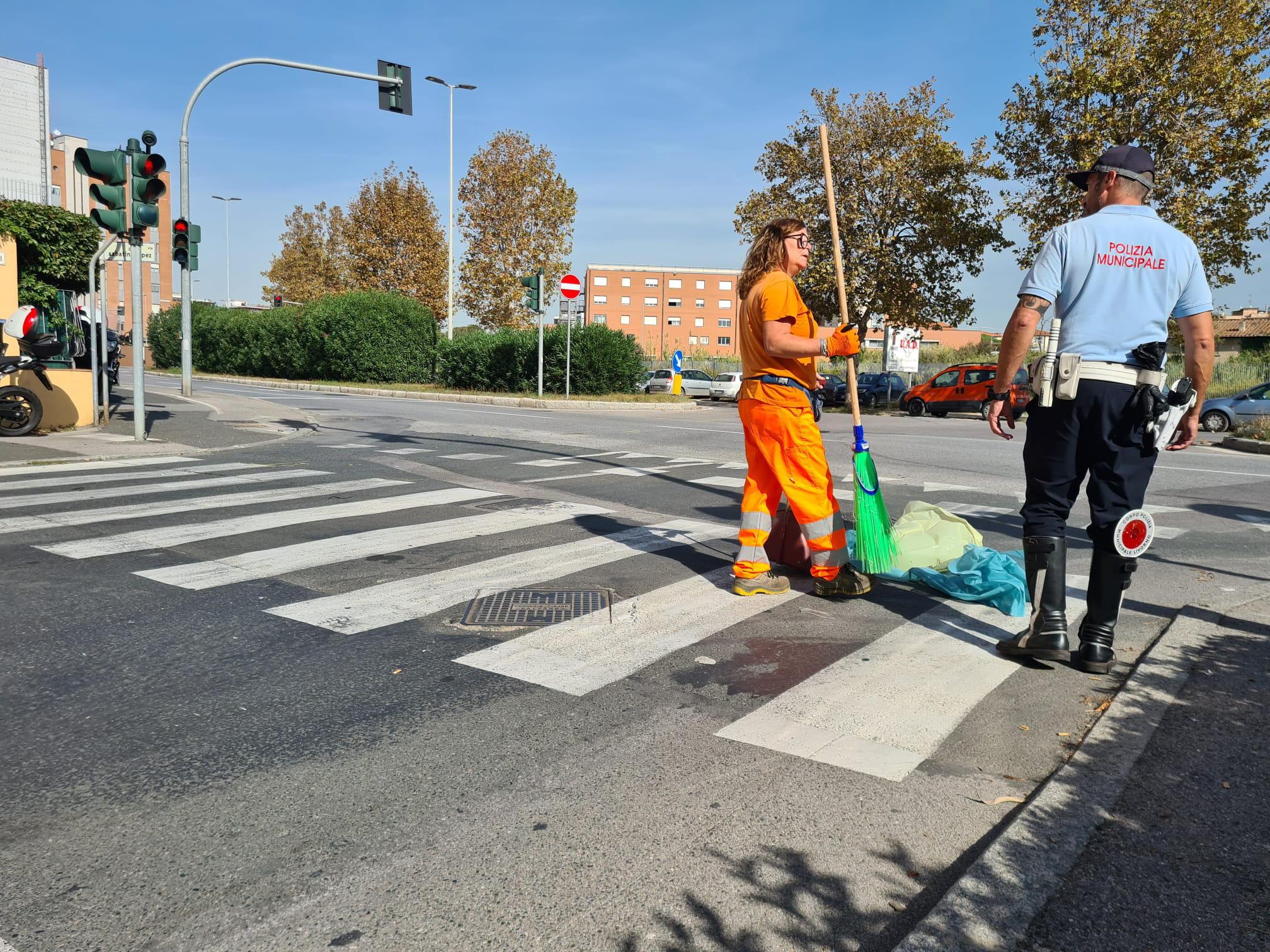 Trentenne gravissimo nello scontro sul viale Boccaccio. I testimoni: «L'auto è passata con il rosso»