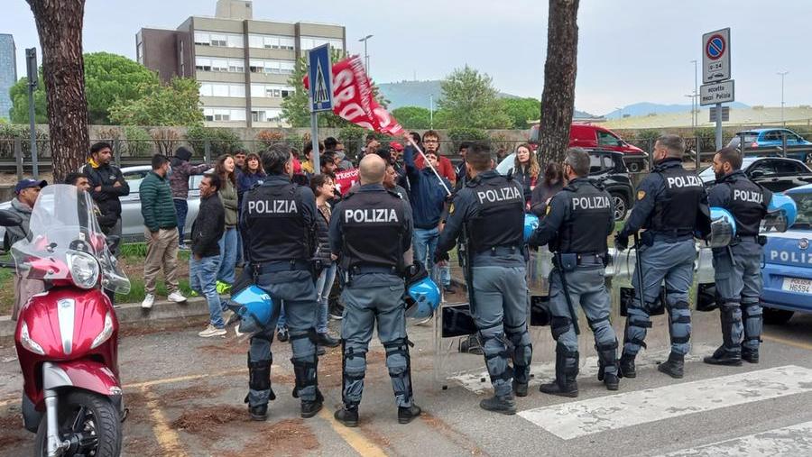 La manifestazione del Si Cobas davanti alla Questura