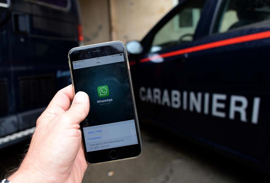 Adescava uomini su una app, li costringeva a farsi dare soldi minacciandoli con i video dei rapporti sessuali: arrestato