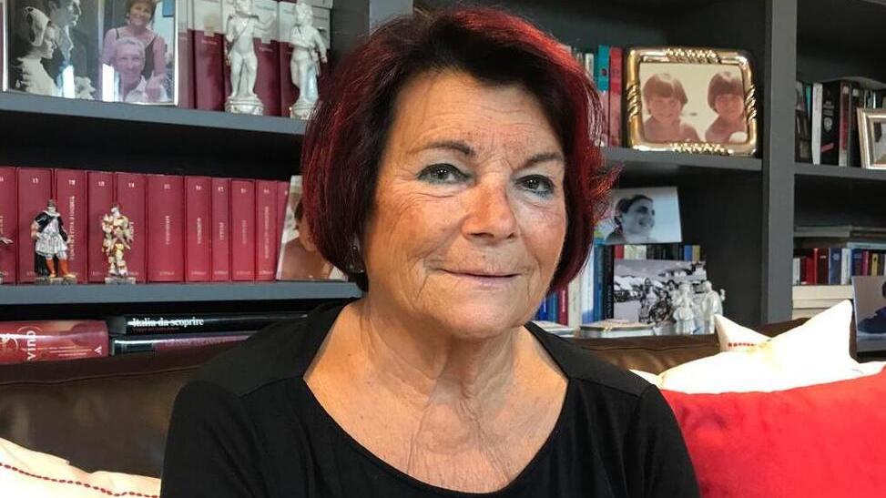 Abbraccio con furto: le sfilano il prezioso orologio mentre dà informazioni