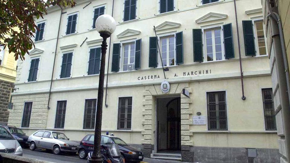 Insegue la moglie col martello mentre lei stava andando a denunciarlo per stalking