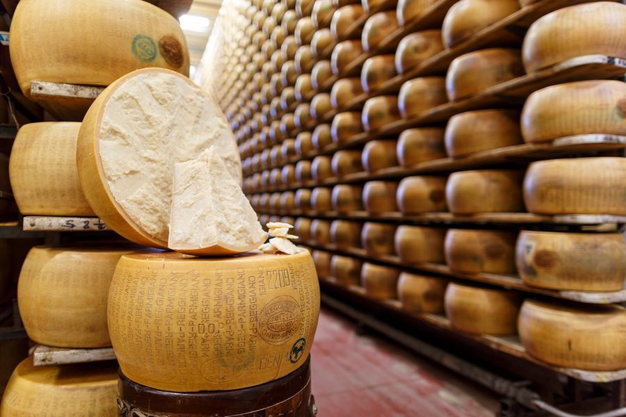 Via le immagini del parmigiano Reggiano dal film “Toscana”: «Non può essere prodotto lì»