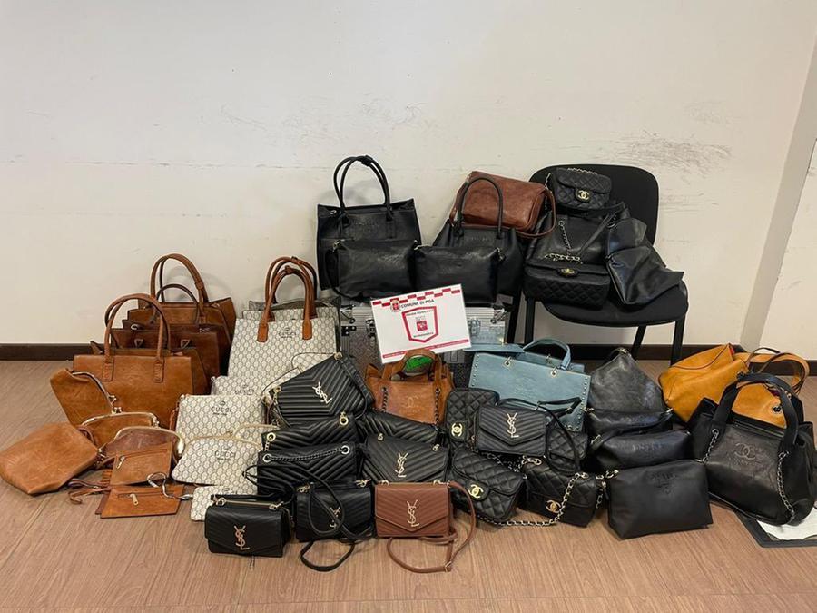 
	Le borse false sequestrate dalla polizia municipale di Pisa&nbsp;

