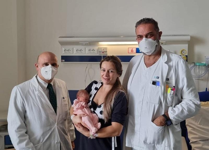 
	La mamma, la piccola e i due medici (foto Asl)

