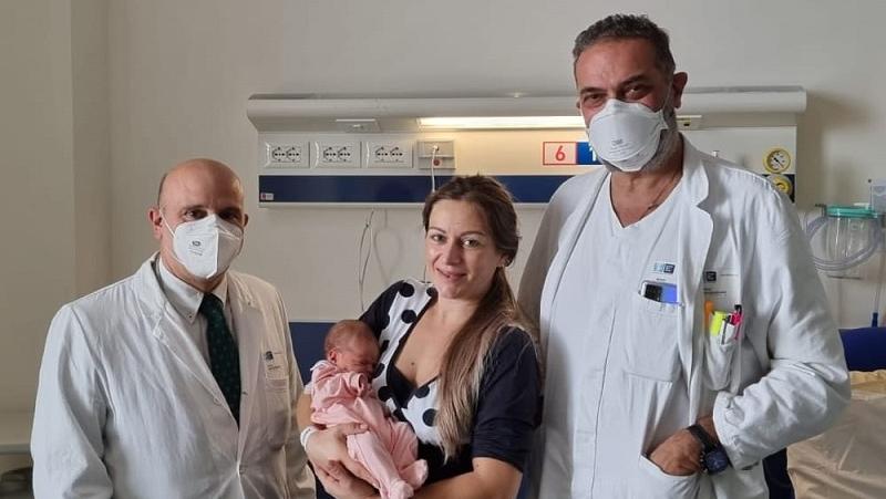 La mamma, la piccola e i due medici (foto Asl)