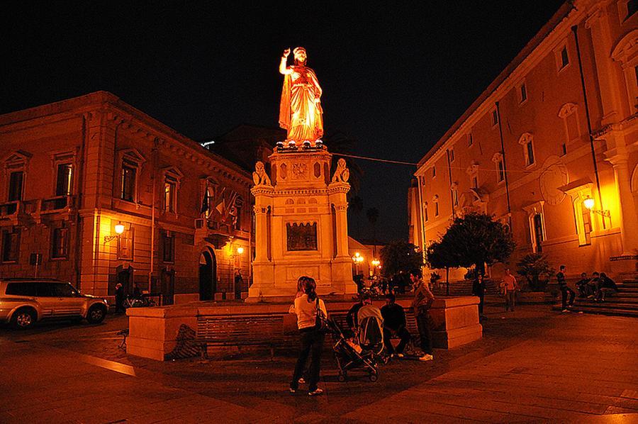 
	La statua di Eleonora non sar&agrave; pi&ugrave; illuminata durante le ore di buio

