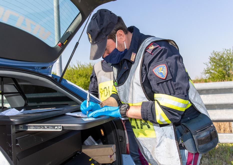 Ferrara, firme false per importare auto: 18 indagati dalla polizia