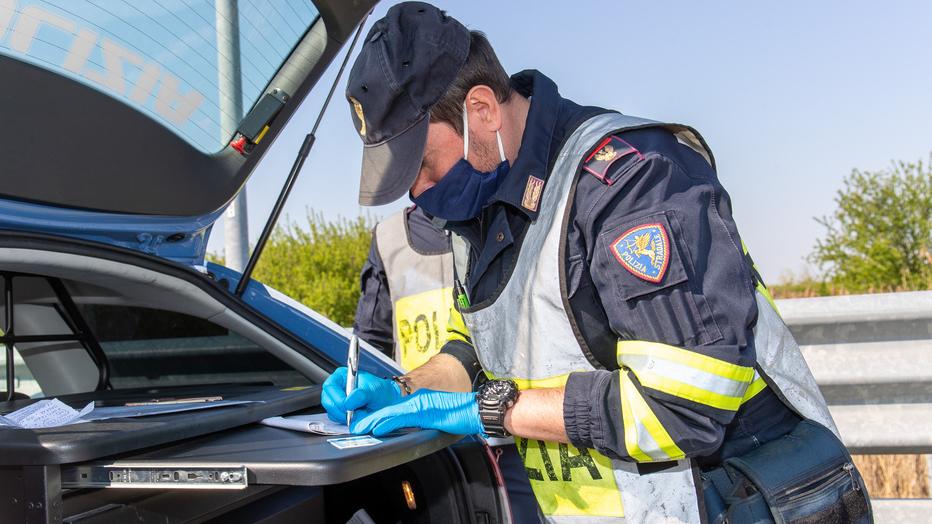 Ferrara, firme false per importare auto: 18 indagati dalla polizia