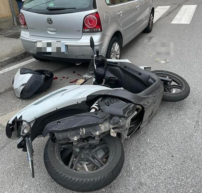 Scontro tra auto e scooter in via Pannocchia, grave 59enne 