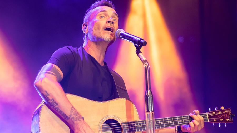 Cento, Nek sul palco per i più fragili: musica e beneficenza al palazzetto