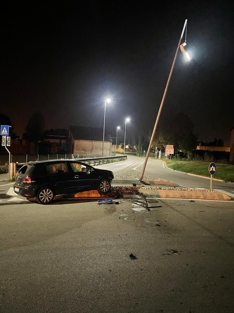 San Felice. Si schianta sullo spartitraffico e abbatte un palo della luce 