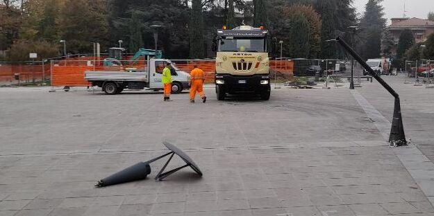 Fiorano. Autobotte abbatte un palo in piazza «C’era gente, tragedia sfiorata» 