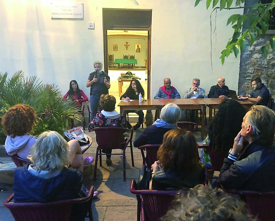 
	Gli spazi nella citt&agrave; vecchia sono ridotti sempre peggio tra il proliferare di tavolini e ombrelloni e lavori pubblici che hanno ridotto le strade e i vicoli in condizioni disastrose (foto Roberto Gabrielli)

