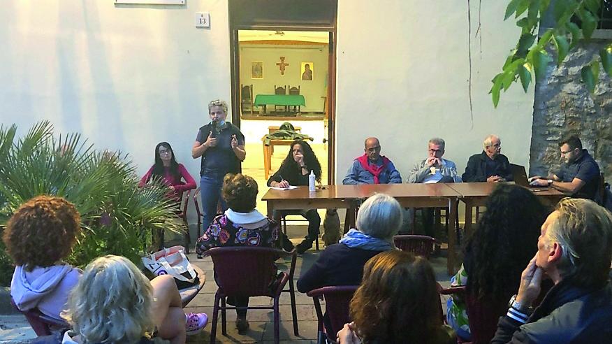 Gli spazi nella città vecchia sono ridotti sempre peggio tra il proliferare di tavolini e ombrelloni e lavori pubblici che hanno ridotto le strade e i vicoli in condizioni disastrose (foto Roberto Gabrielli)