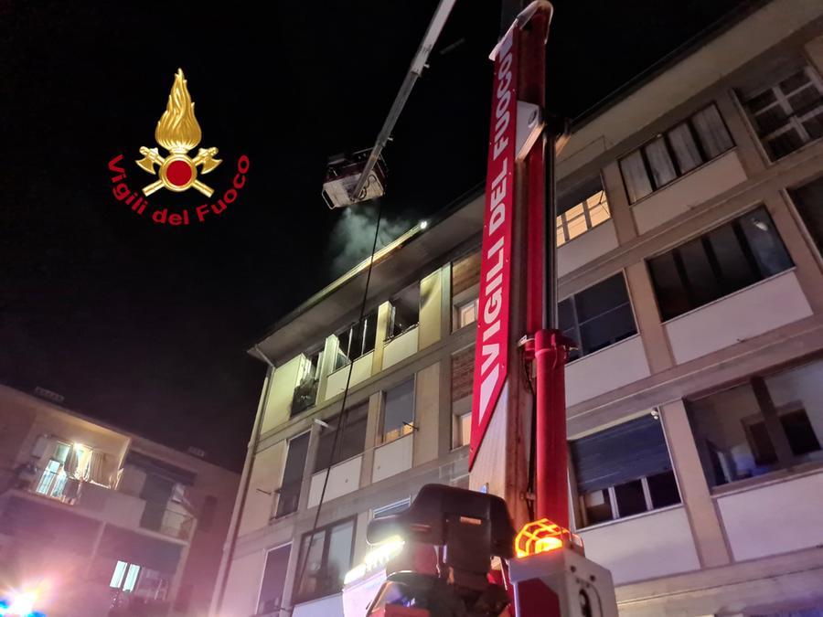 Muore nell’incendio di un appartamento, forse tradito da un fornello lasciato acceso