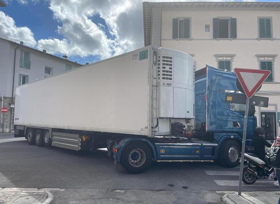 Uno dei camion rimasti bloccati in via Garibaldi nei giorni scorsi
