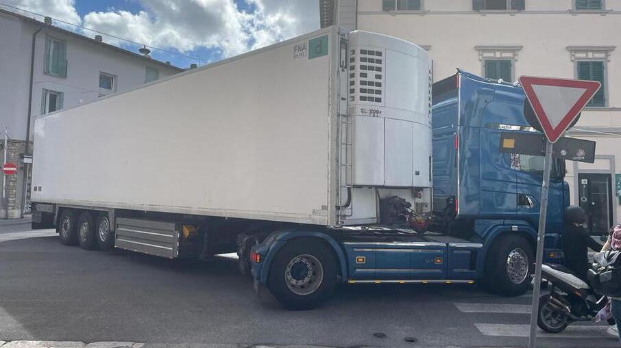 Uno dei camion rimasti bloccati in via Garibaldi nei giorni scorsi