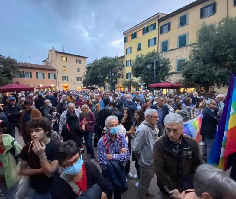 Una immagine della piazza che ha accolto la manifestazione contro la guerra (foto Fabio Muzzi)