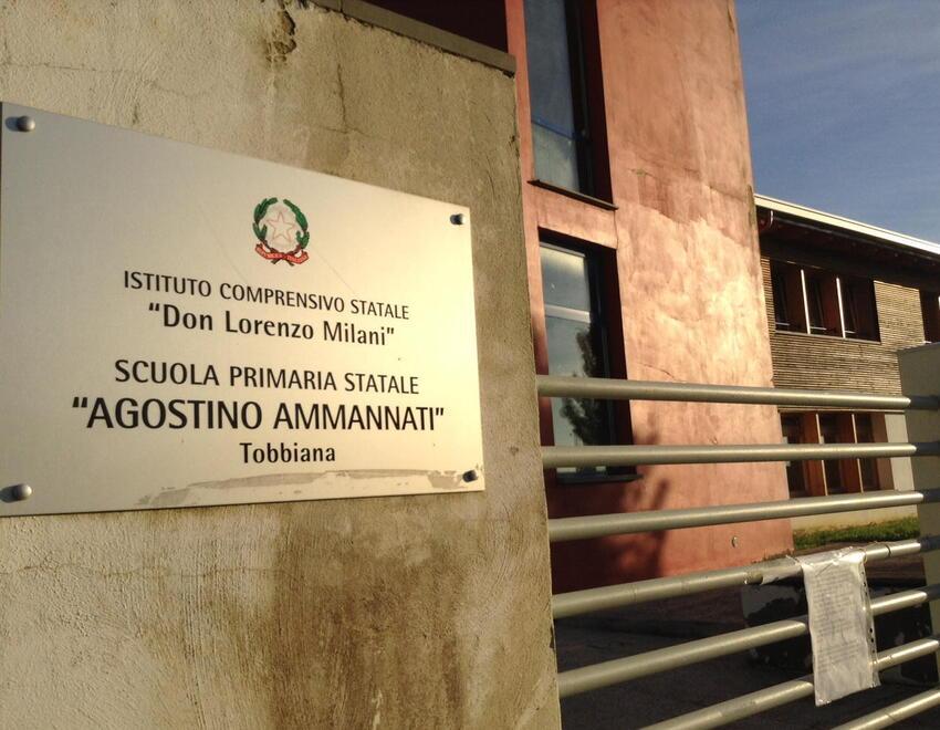 L’ingresso della scuola elementare Ammannati di Tobbiana