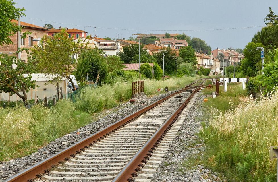 Nella foto di Autovino un punto a binario unico nella tratta ferroviaria tra le stazioni di Empoli e Granaiolo sulla linea Firenze-Empoli-Siena