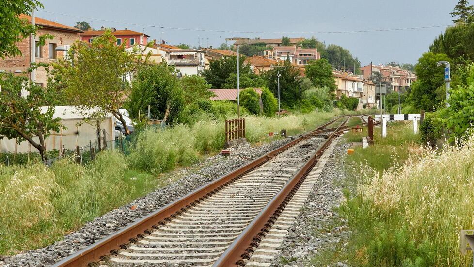 Nella foto di Autovino un punto a binario unico nella tratta ferroviaria tra le stazioni di Empoli e Granaiolo sulla linea Firenze-Empoli-Siena