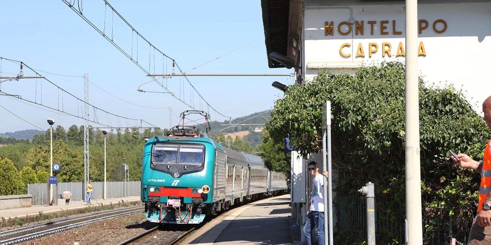 Un treno in arrivo alla stazione ferroviaria di Montelupo e Capraia e Limite (foto Sestini)