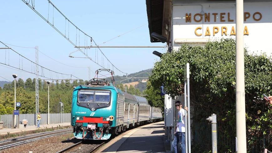 Un treno in arrivo alla stazione ferroviaria di Montelupo e Capraia e Limite (foto Sestini)
