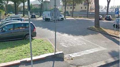 Il parcheggio di via Como a Pieve a Nievole di fronte all’Irish Pub