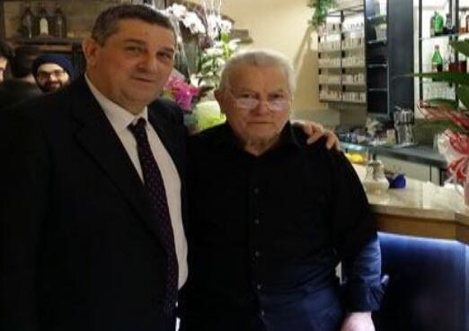 Massimo Maffei nel suo ristorante con l’ex sindaco Franco Mungai