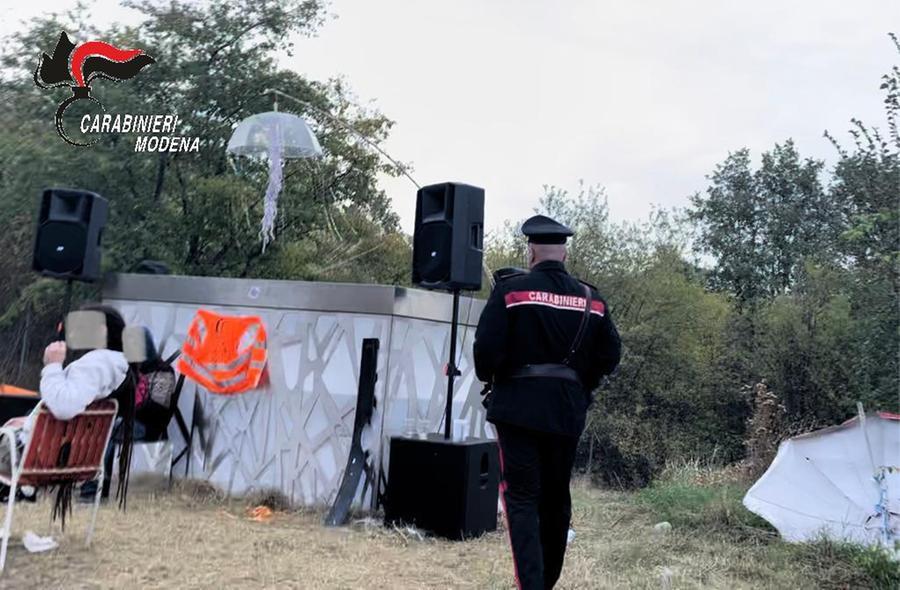 Rave party nel Modenese interrotto dai carabinieri. Identificati circa cinquanta giovani a Marano sul Panaro