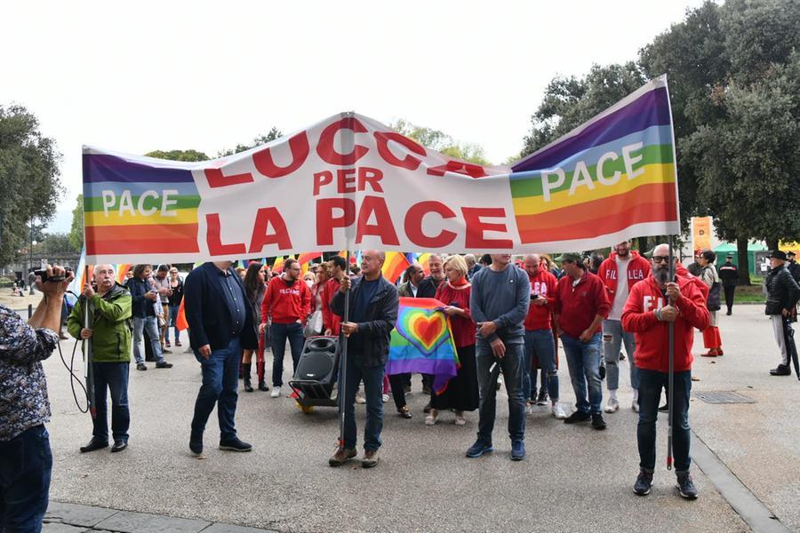 Bandiere arcobaleno e tanta gente alla marcia per la pace – Video