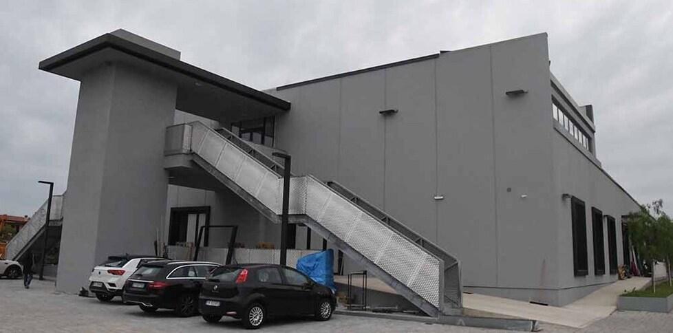 Nella foto il lato del complesso commerciale di viale Galilei dove aprirà il ristorante di carni pregiate