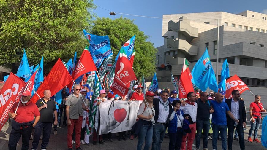 Novemila persone in piazza a Cagliari per dire basta a una sanità al collasso
