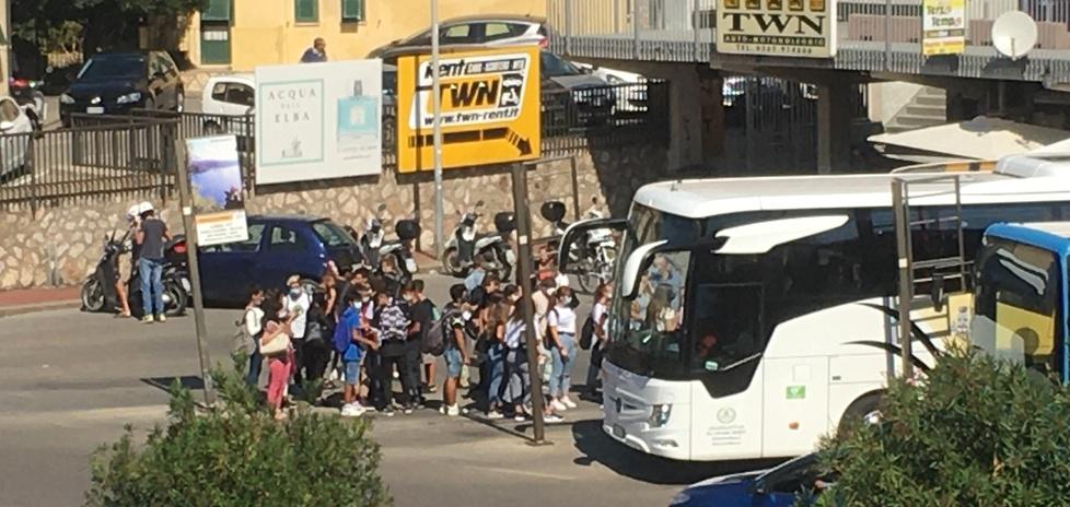 Studenti alla fermata dell’autobus in viale Elba dopo l’uscita dalla scuola